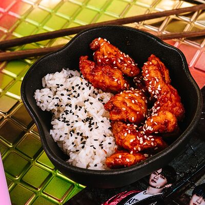 Блюдо №74 Корейский чикен кимчи с гарниром в Капэ по цене 445 ₽