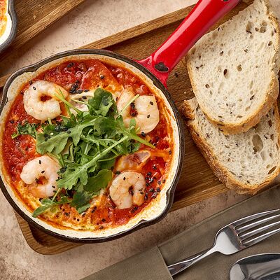 Шакушка из двух яиц с креветками и руколойв Хлеб & Булки по цене 740 ₽