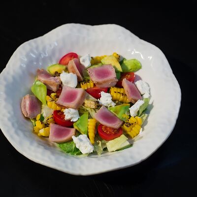 Салат с тунцом, авокадо, черри, кукурузой гриль, сливочным сыром и устричным соусом в Филин по цене 735 ₽