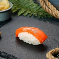 Суши с лососем в Fast Япония Premium Sushi