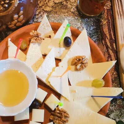 Ассорти из грузинских сыров в Мераль по цене 880 ₽