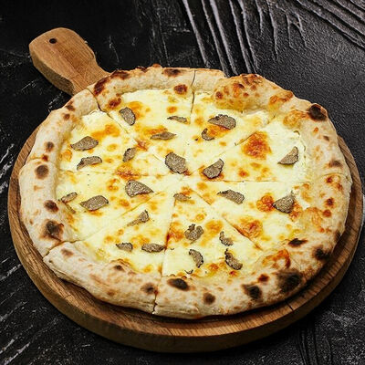 Пицца со страчателлой и черным трюфелем в Ginza по цене 1690 ₽