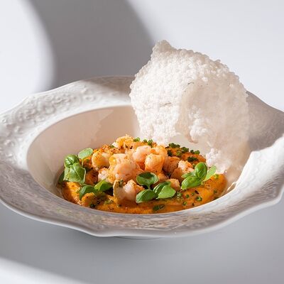 Хумус из батата с креветками и чипсами из тапиоки в Ribambelle по цене 1100 ₽