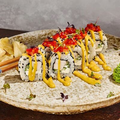 Ролл с индейкой карри и соусом сладкий чили в Гастробар DOM по цене 550