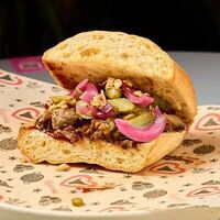 Бокадильо с рваным свиным ребром в Барслона