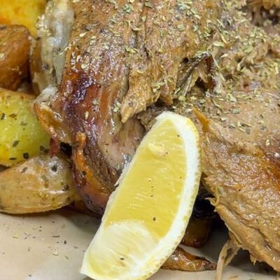 Арнаки стон фурно Запеченная баранина в Греческая таверна Порто Миконос по цене 2930 ₽