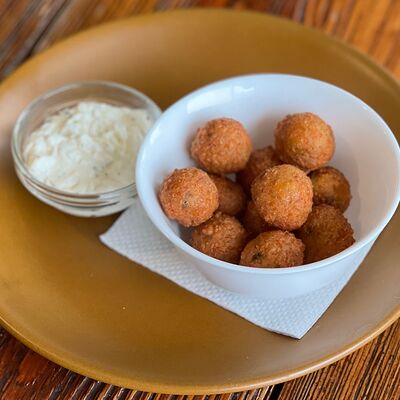 Сырные шарики с беконом и перчиком халапеньо в Акапулько по цене 420 ₽