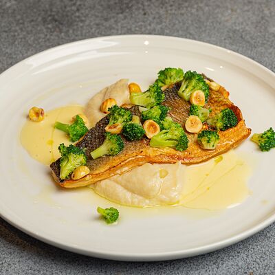 Сибас, цветная капуста, брокколи, фундук в 321 Club by Novikov по цене 1230