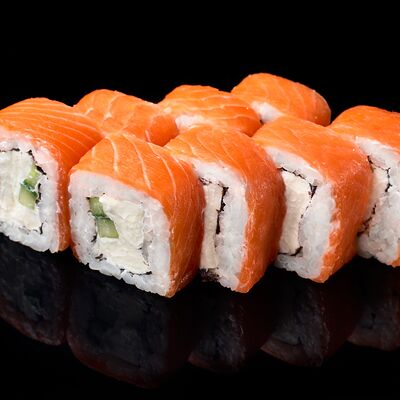 Ролл Филадельфия с огурцом в Рис & рыба по цене 670 ₽