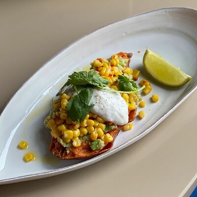 Запеченный батат, гуакомоле, кокосовый соус в Spletnicy cafe по цене 580