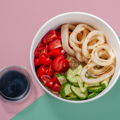 Боул с киноа и кальмаром в Август по цене 432 ₽