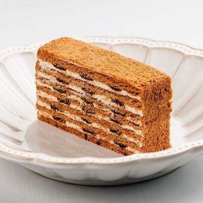 Медовик с черносливом в Причал по цене 400 ₽