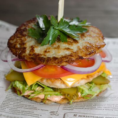 Бургер Корчма с куриной котлетой и дерунами в Корчма по цене 570 ₽