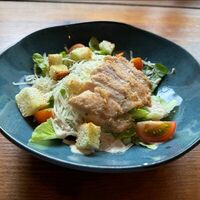 Салат Цезарь с курицейв Кафе М2