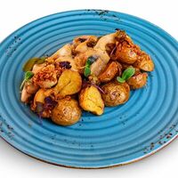 Филе куриного бедра с грибами в сливочно-горчичном соусе с молодым картофелем в ЗАКАЗУУМ ZAKAZOOM