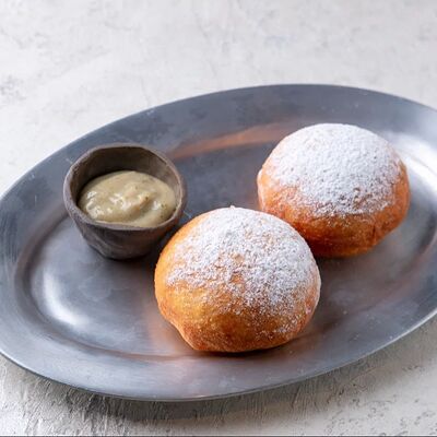 Пончики по-тбилисски с заварным кремом и вареньем из фейхоа в ODA по цене 730 ₽