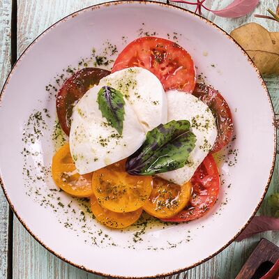 Салат из спелых томатов с базиликом и сыром моцарелла в Кавказ по цене 530