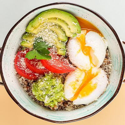 Гречневая каша с яйцом пашот и авокадо в Семейный ресторан Mr Grek по цене 670 ₽