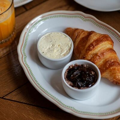 Круассан с маслом и апельсиновым джемом в Фюнамбюль по цене 450 ₽