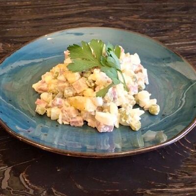 Салат из ветчины и сервелата с обжаренным картофелем в Длинный нос по цене 200 ₽