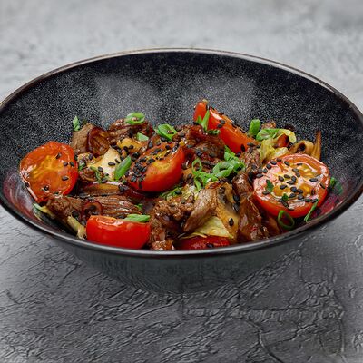 Салат теплый с говядиной в 19 Лунка по цене 590 ₽