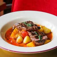 Стейк стриплойн с черри кимчи и печеным картофелем в Ресторан 101
