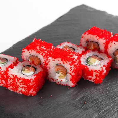 Калифорния с лососем в Underground Sushi City по цене 485 ₽