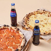 2 пиццы с 2-мя напитками: Эвервесс Кола 250 мл и Эвервесс Кола без сахара 250 мл в Сыроварня