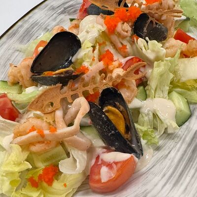 Фирменный салат из морепродуктов в Острова по цене 890 ₽