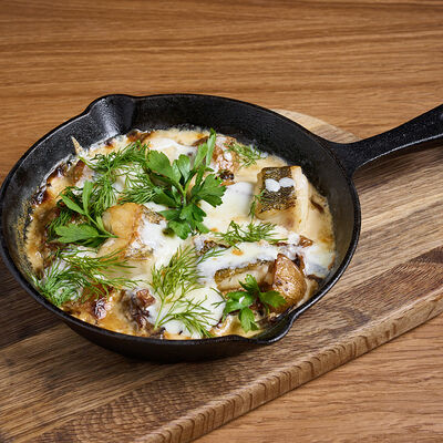 Судак в сливочно-грибном соусе под сырной корочкой в Клёво по цене 1450 ₽