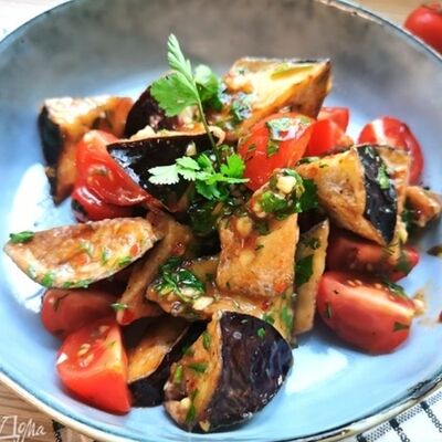 Салат с хрустящими баклажанамив Хванчкара по цене 580 ₽