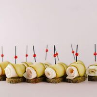 Канапе с салом на темном хлебе в Hotkitchen