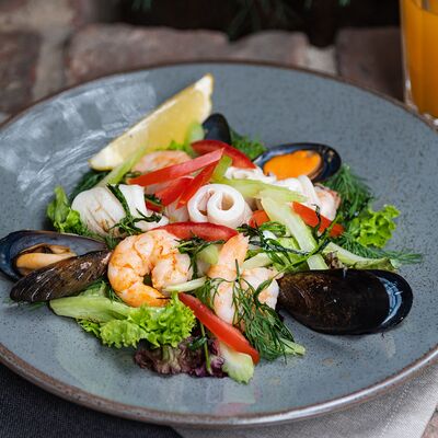 Салат с морепродуктами и сельдереем в Старый город по цене 900 ₽