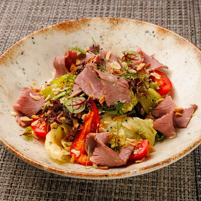 Салат с говядиной пастрами и печеным перцем. в YUMMY по цене 700 ₽