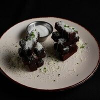 Гренки из бородинского хлеба с пармезаном и сметанно-чесночным соусом в Level kitchenbar