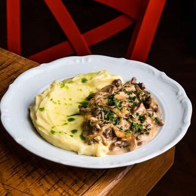 Бефстроганов из вырезки бычка с шампиньонами в Залечь на дно в Гамбург по цене 398 ₽