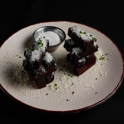 Гренки из бородинского хлеба с пармезаном и сметанно-чесночным соусом в Level kitchenbar по цене 340 ₽