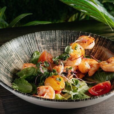 Креветки гриль с персиком в Хочу и буду по цене 874 ₽