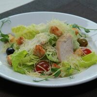 Салат Цезарь с курицией гриль в Баффет