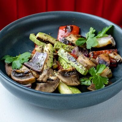 Овощи гриль с травамив Метро Cafe по цене 539 ₽