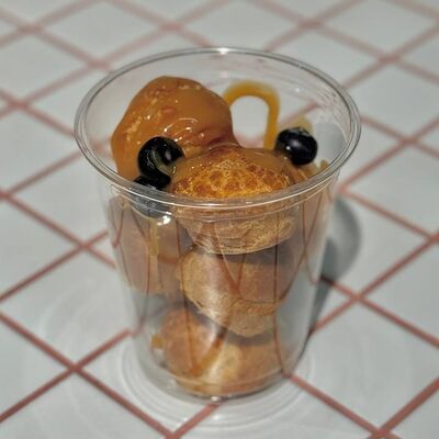 Профитроли мини с карамелью в Сладости и Радости по цене 340 ₽