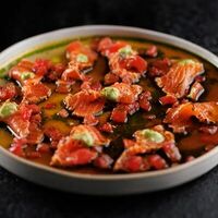 Лосось татаки с васаби, понзу и томатом в Medusa by Novikov