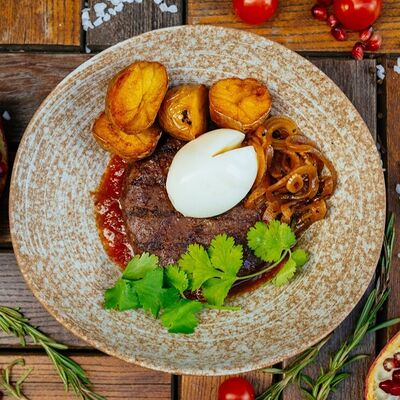 Бифштекс с яйцом и фирменным маринованным луком в Дади по цене 770 ₽