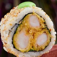 Ролл с темпурными креветками в Gojira ramen