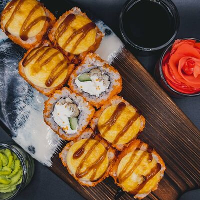 Ролл угорь вок в Sushi Time по цене 860 ₽