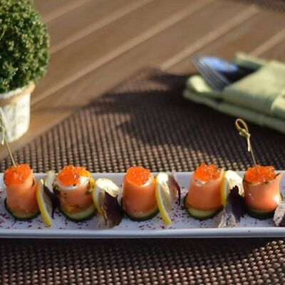 Рулетики из семги с сыром креметте в Аустерия по цене 800 ₽