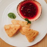 Жареный сыр с соусом из клюквы и черной смородины в Дункан