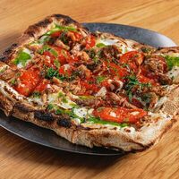 Римская пицца с рёбрами поросёнка в 321 Club by Novikov