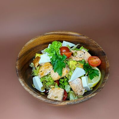 Теплый салат с лососем и авакадо в БункерПаб по цене 840 ₽