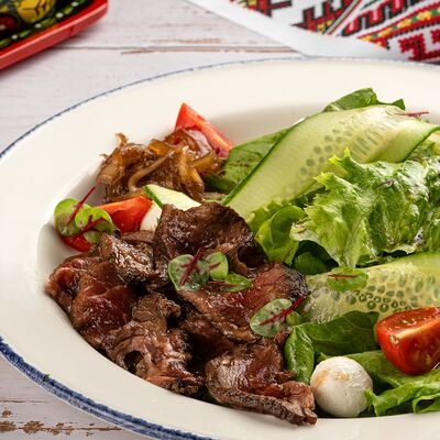 Салат из нежной говяжьей вырезкив Три лося по цене 820 ₽